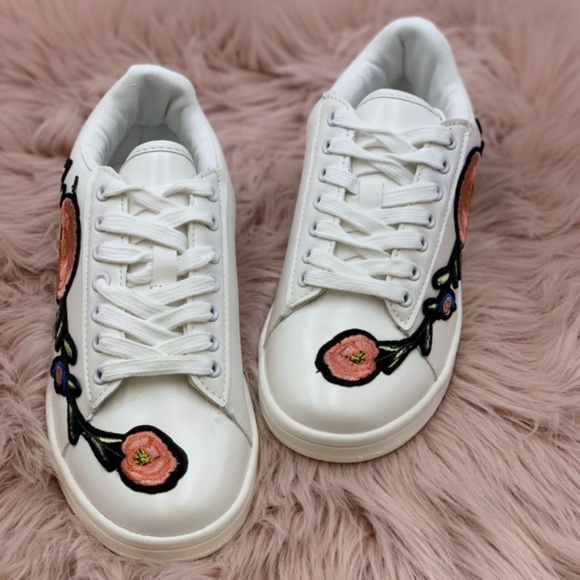 CAPE ROBBIN Floral Lace up Sneaker - Picture 4 of 7